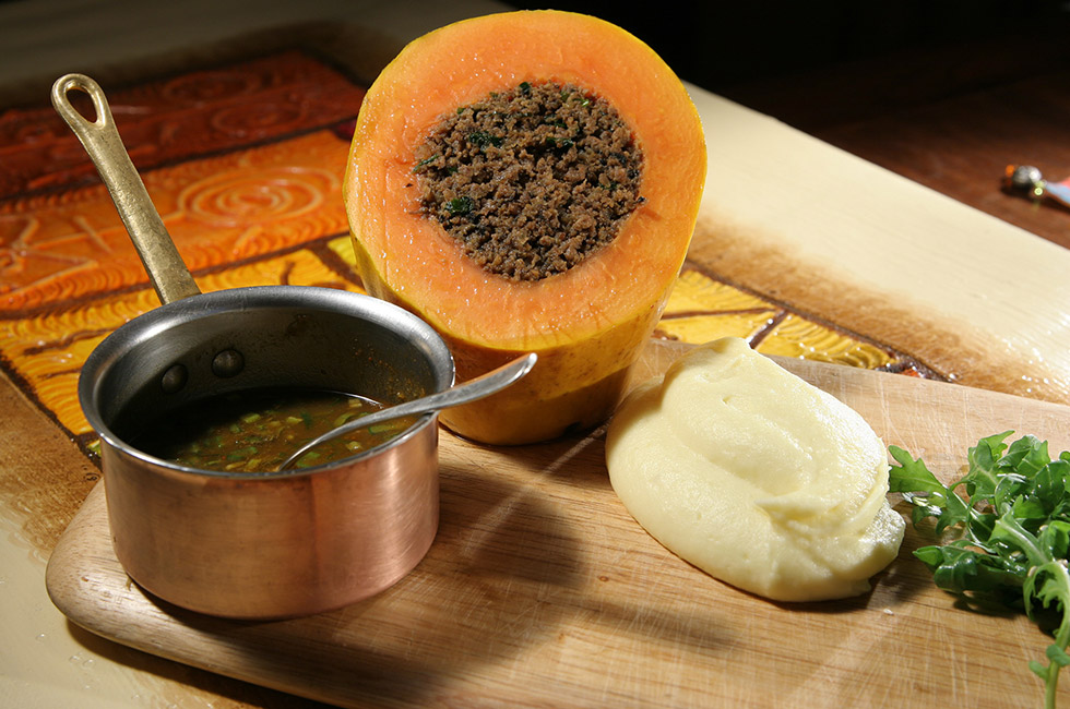 Papaye en coque farcie dun boeuf hache, pulpe de papaye citron vert aux cinq parfums PAPAYE EN COQUE FARCIE DUN BOEUF HACHE, PULPE DE PAPAYE CITRON VERT AUX CINQ PARFUMS